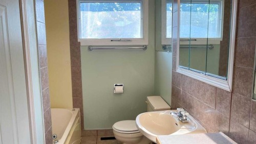 1919 19 Avenue South, Lethbridge, AB - Indoor Photo Showing Bathroom