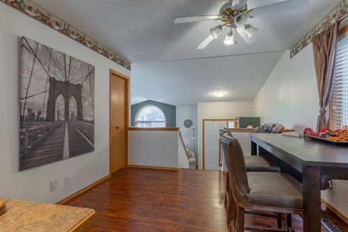 66 Assiniboia Way West, Lethbridge, AB - Indoor Photo Showing Dining Room