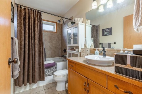 66 Assiniboia Way West, Lethbridge, AB - Indoor Photo Showing Bathroom