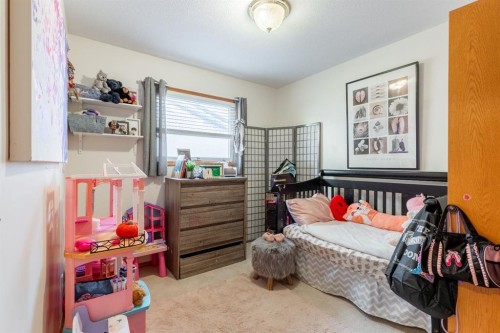 66 Assiniboia Way West, Lethbridge, AB - Indoor Photo Showing Bedroom