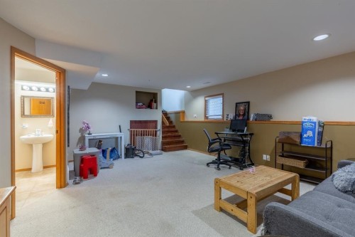 66 Assiniboia Way West, Lethbridge, AB - Indoor