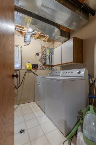 66 Assiniboia Way West, Lethbridge, AB - Indoor Photo Showing Laundry Room