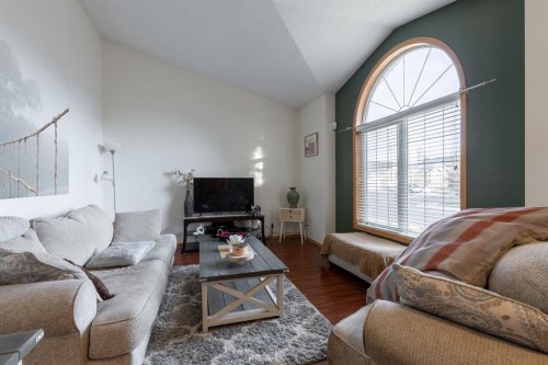 66 Assiniboia Way West, Lethbridge, AB - Indoor Photo Showing Living Room