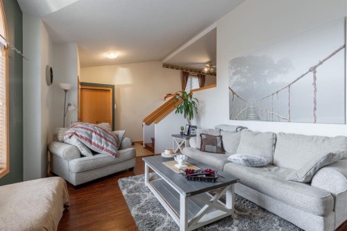 66 Assiniboia Way West, Lethbridge, AB - Indoor Photo Showing Living Room