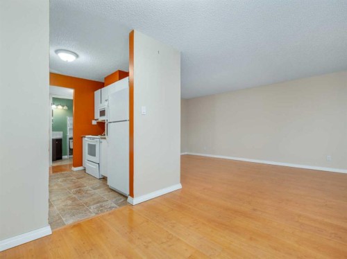 302-65 Temple Boulevard West, Lethbridge, AB - Indoor Photo Showing Other Room