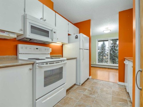 302-65 Temple Boulevard West, Lethbridge, AB - Indoor Photo Showing Kitchen