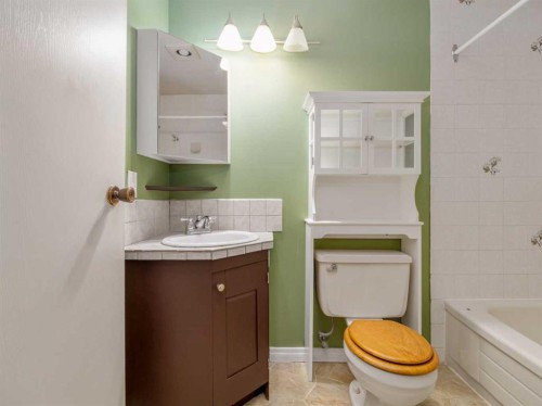 302-65 Temple Boulevard West, Lethbridge, AB - Indoor Photo Showing Bathroom