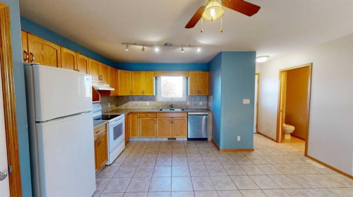 131 Lynx Cove North, Lethbridge, AB - Indoor Photo Showing Kitchen With Double Sink