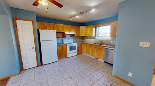 131 Lynx Cove North, Lethbridge, AB - Indoor Photo Showing Kitchen With Double Sink