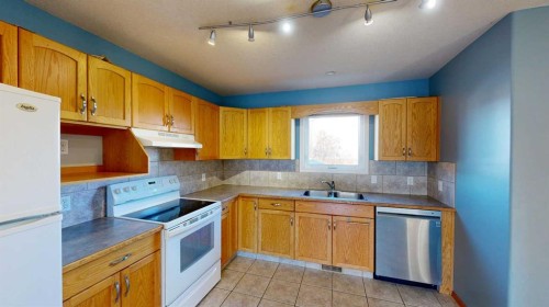 131 Lynx Cove North, Lethbridge, AB - Indoor Photo Showing Kitchen