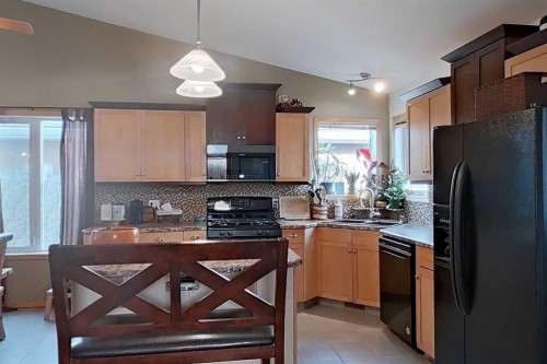 145 Blackfoot Circle West, Lethbridge, AB - Indoor Photo Showing Kitchen