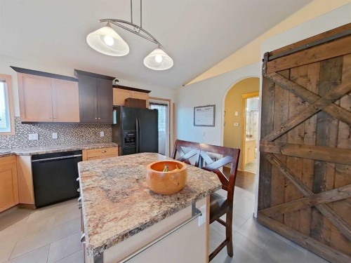 145 Blackfoot Circle West, Lethbridge, AB - Indoor Photo Showing Kitchen With Upgraded Kitchen