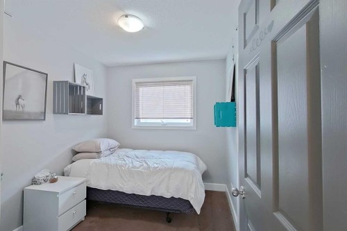 145 Blackfoot Circle West, Lethbridge, AB - Indoor Photo Showing Bedroom