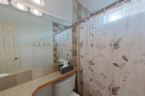 145 Blackfoot Circle West, Lethbridge, AB - Indoor Photo Showing Bathroom