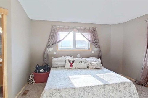 145 Blackfoot Circle West, Lethbridge, AB - Indoor Photo Showing Bedroom