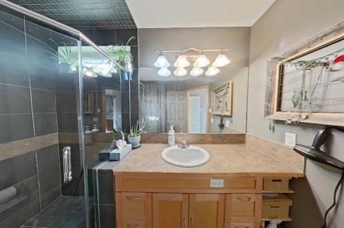 145 Blackfoot Circle West, Lethbridge, AB - Indoor Photo Showing Bathroom