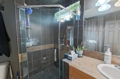 145 Blackfoot Circle West, Lethbridge, AB - Indoor Photo Showing Bathroom