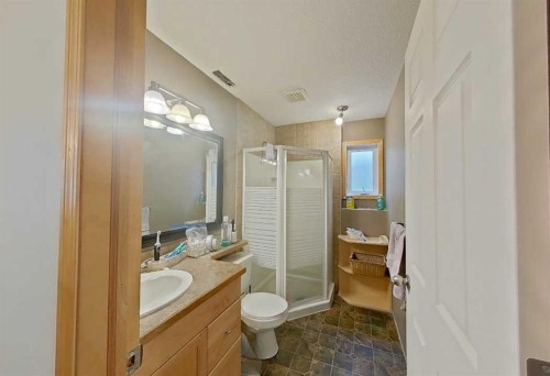 145 Blackfoot Circle West, Lethbridge, AB - Indoor Photo Showing Bathroom