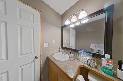 145 Blackfoot Circle West, Lethbridge, AB - Indoor Photo Showing Bathroom