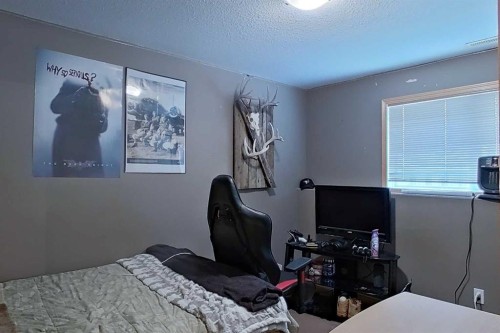 145 Blackfoot Circle West, Lethbridge, AB - Indoor Photo Showing Bedroom