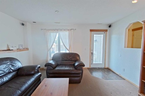 145 Blackfoot Circle West, Lethbridge, AB - Indoor Photo Showing Living Room