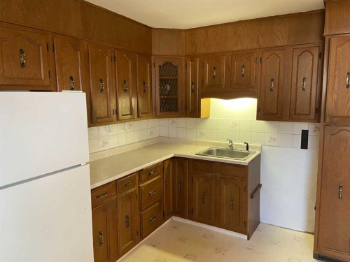 629 Stafford Drive North, Lethbridge, AB - Indoor Photo Showing Kitchen