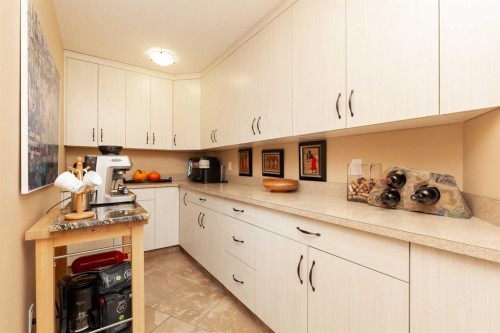 124 Canyoncrest Point West, Lethbridge, AB - Indoor Photo Showing Kitchen