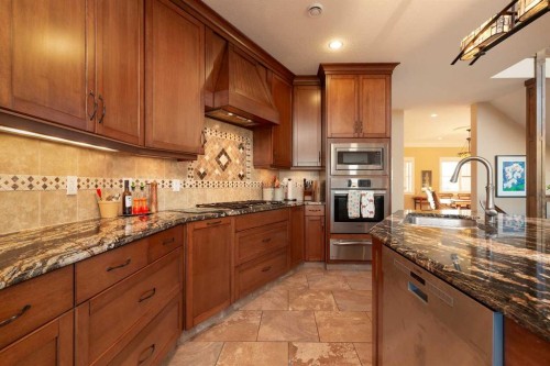 124 Canyoncrest Point West, Lethbridge, AB - Indoor Photo Showing Kitchen
