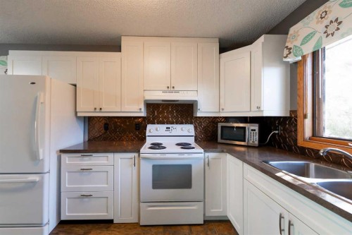 897 Red Crow Boulevard West, Lethbridge, AB - Indoor Photo Showing Kitchen