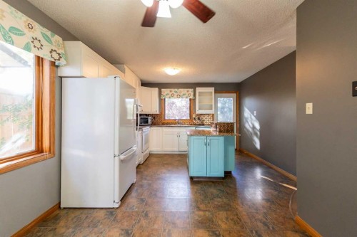 897 Red Crow Boulevard West, Lethbridge, AB - Indoor Photo Showing Kitchen