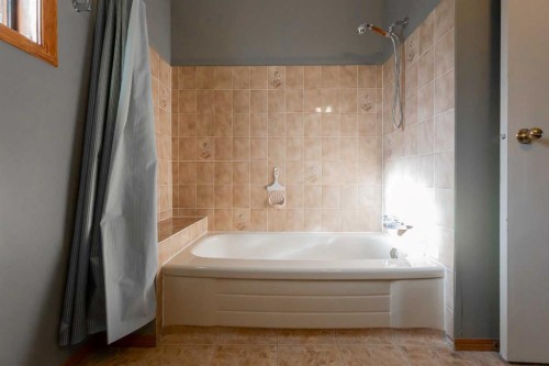 897 Red Crow Boulevard West, Lethbridge, AB - Indoor Photo Showing Bathroom