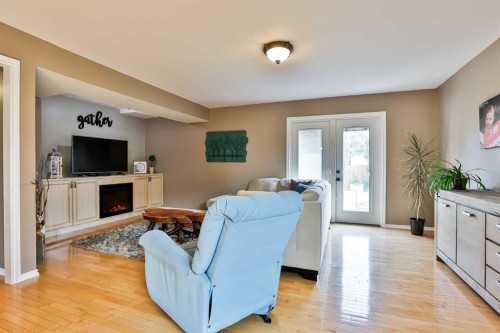 5831 46A Street, Taber, AB - Indoor Photo Showing Living Room