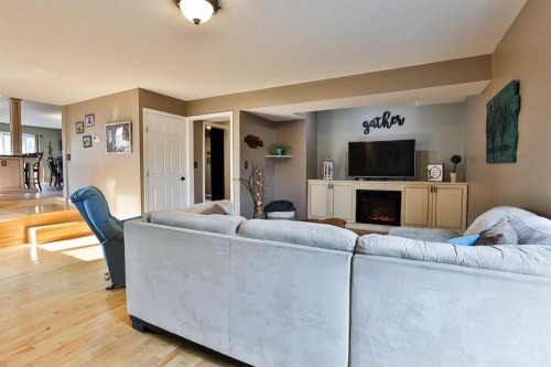 5831 46A Street, Taber, AB - Indoor Photo Showing Living Room