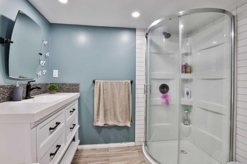 5831 46A Street, Taber, AB - Indoor Photo Showing Bathroom