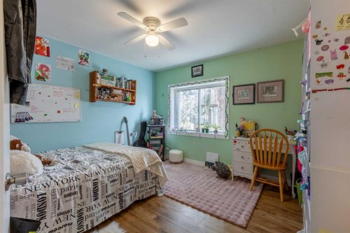 56 E 100 S, Raymond, AB - Indoor Photo Showing Bedroom