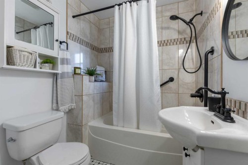 56 E 100 S, Raymond, AB - Indoor Photo Showing Bathroom