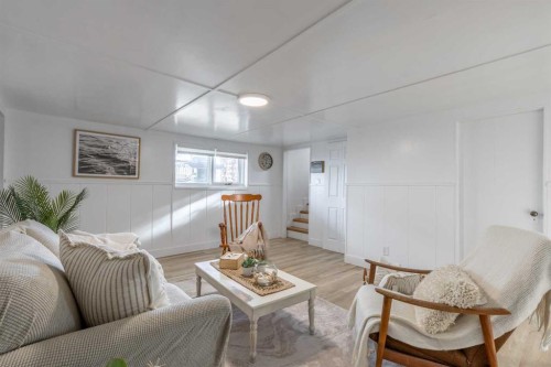 56 E 100 S, Raymond, AB - Indoor Photo Showing Living Room