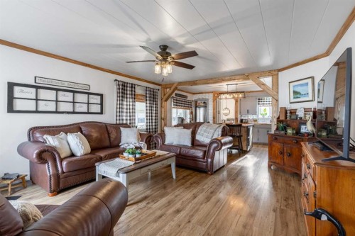 56 E 100 S, Raymond, AB - Indoor Photo Showing Living Room