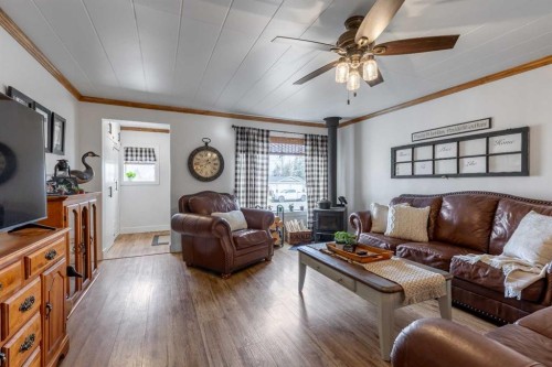 56 E 100 S, Raymond, AB - Indoor Photo Showing Living Room