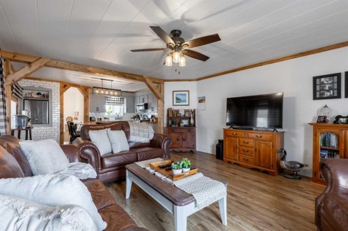 56 E 100 S, Raymond, AB - Indoor Photo Showing Living Room