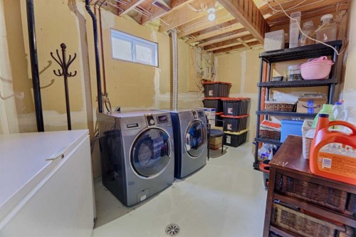 4513 Haven Place, Taber, AB - Indoor Photo Showing Laundry Room