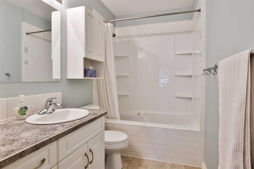 1101 14 Street North, Lethbridge, AB - Indoor Photo Showing Bathroom