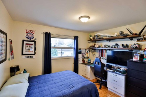 1101 14 Street North, Lethbridge, AB - Indoor Photo Showing Bedroom