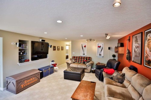 1101 14 Street North, Lethbridge, AB - Indoor Photo Showing Living Room