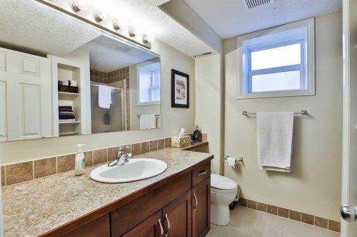 1101 14 Street North, Lethbridge, AB - Indoor Photo Showing Bathroom