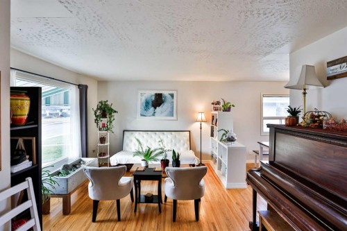 1101 14 Street North, Lethbridge, AB - Indoor Photo Showing Dining Room