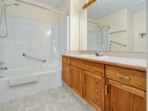 31C-2311 19 Street, Coaldale, AB - Indoor Photo Showing Bathroom