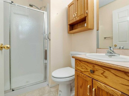 31C-2311 19 Street, Coaldale, AB - Indoor Photo Showing Bathroom