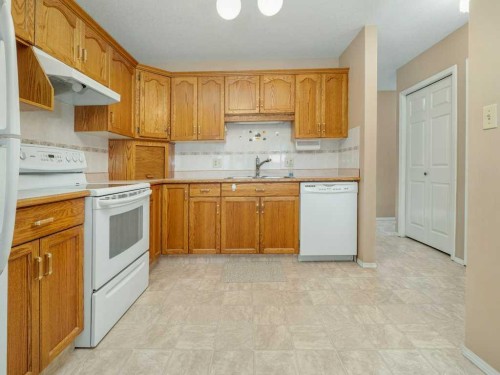 31C-2311 19 Street, Coaldale, AB - Indoor Photo Showing Kitchen