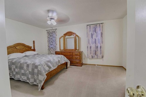 11225 Range Road 72, Rural Cypress County, AB - Indoor Photo Showing Bedroom